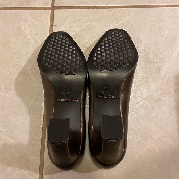 Size 6 1/2 women’s brown heels - Picture 2 of 3